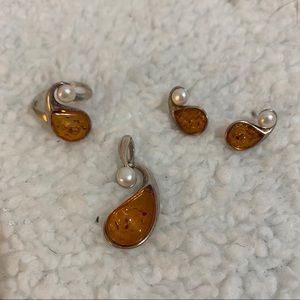 Amber and freshwater pearl jewelry set